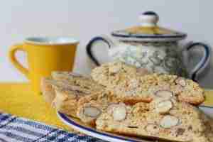 Cantucci e vin santo una storia damore antichissima cinque gusti