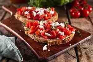 condimento per bruschetta con ingredienti semplici