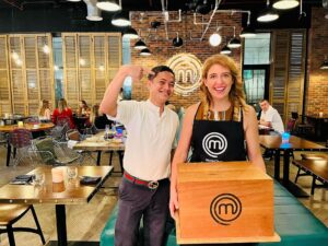 Monica Perna con il grembiule vinto al MasterChef Tv Experience Restaurant