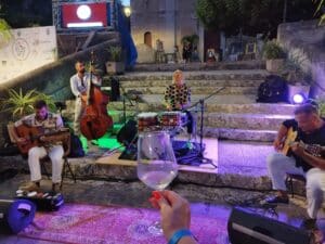 Scalinata borgo Sant'Andrea con band e calice di bianco IMG