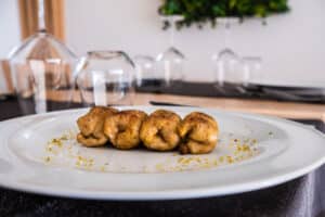 Braciole di filetto di maialino con maiorchino e pistacchio di Bronte